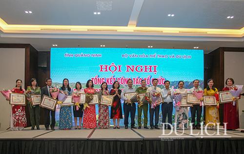 Bộ trưởng Bộ VHTTDL Nguyễn Ngọc Thiện trao Bằng khen cho các tập thể có thành tích tốt trong công tác tổ chức Năm DLQG 2018